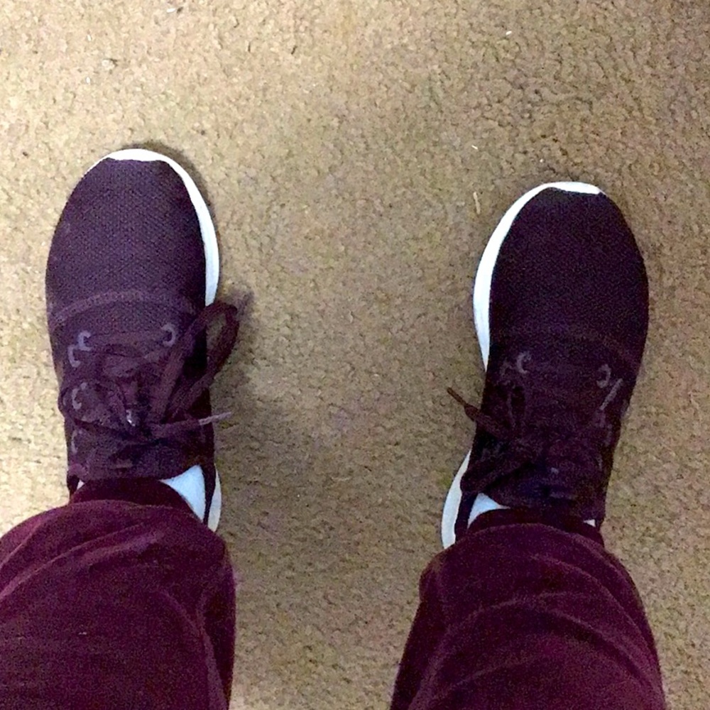 *Donated* AdidasCloudform size 7 maroon women’s sneakers 👟 - Picture 2 of 6